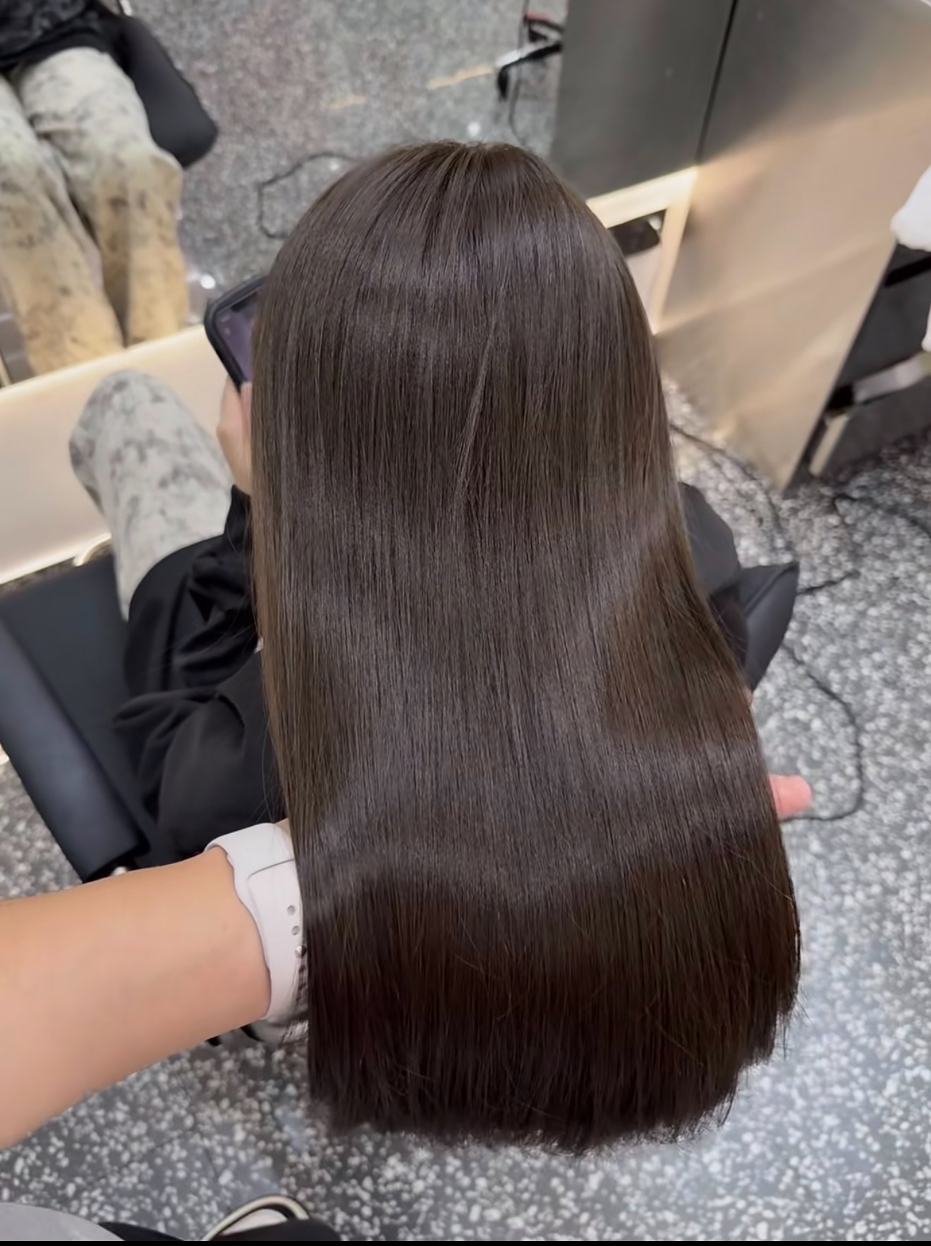 Màu Đỏ Rượu Vang Hợp Với Ai? Điều Cần Biết Trước Khi Nhuộm - The One Hair Salon