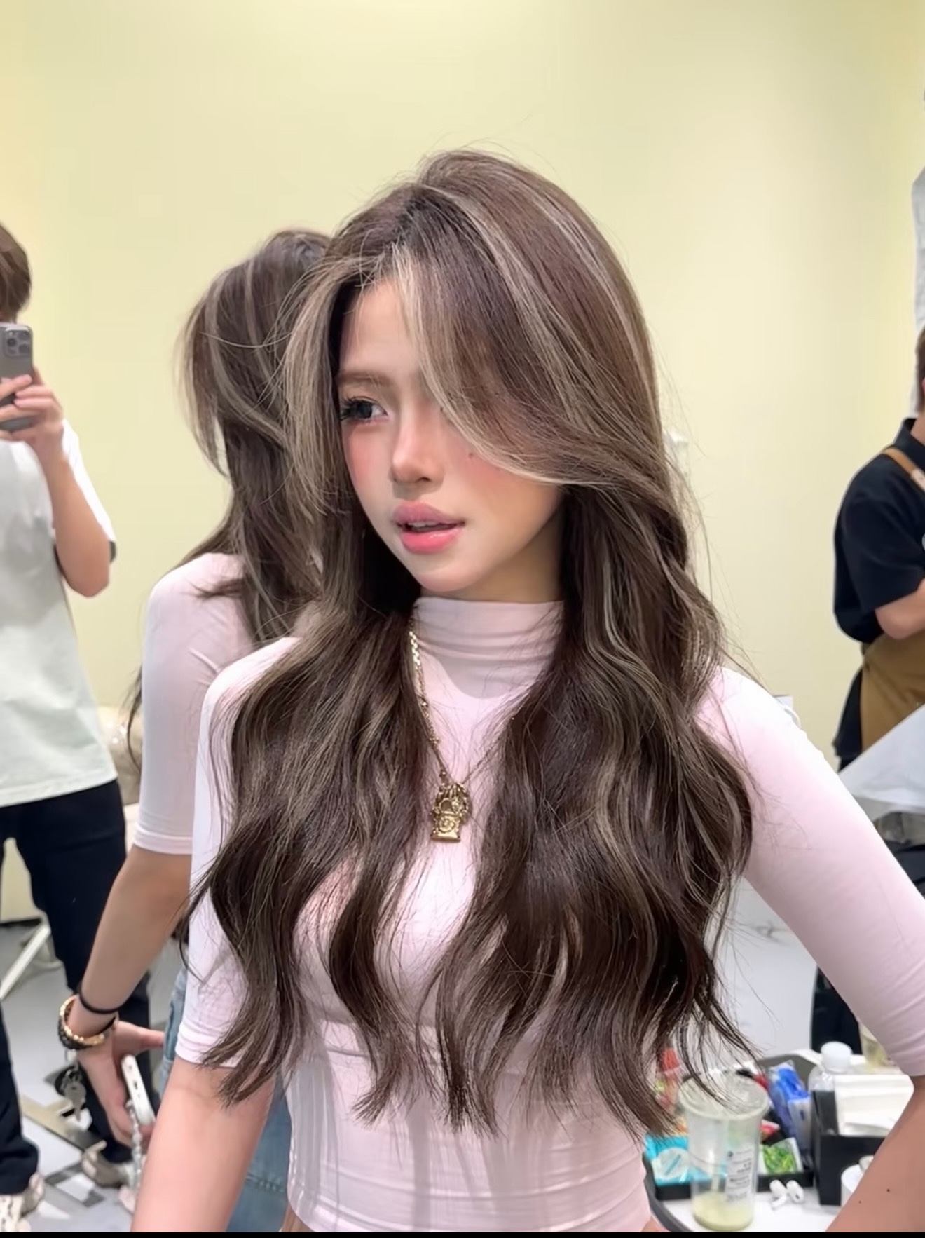 Kiểm tra tóc trước khi duỗi - The One Hair Salon
